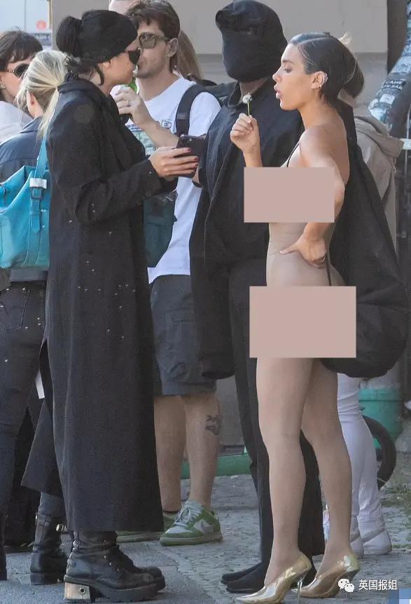 侃爷新老婆又曝大尺度诡异造型！只穿丝袜、抱枕头遮上身