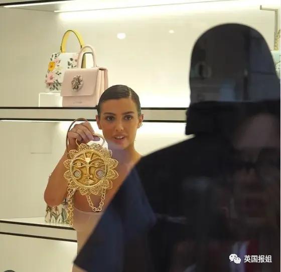 侃爷新老婆又曝大尺度诡异造型！只穿丝袜、抱枕头遮上身