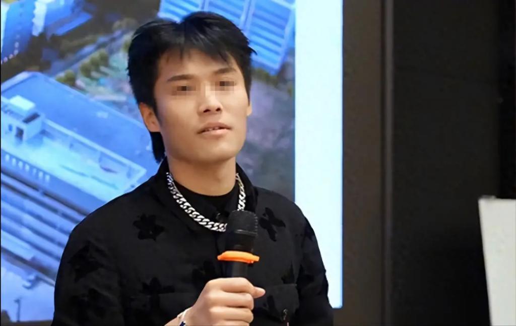 花千万买豪宅！网红蹭上“关晓桶”，前年还在电子厂打工？