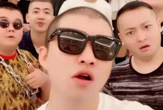 花千万买豪宅！网红蹭上“关晓桶”，前年还在电子厂打工？