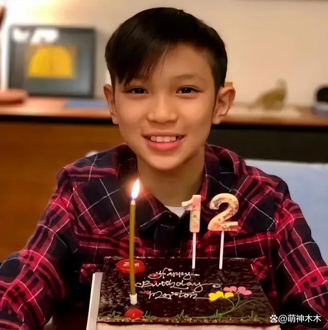 张智霖夫妇评论区沦陷！儿子做辱亚动作惹争议，网友要求回应道歉