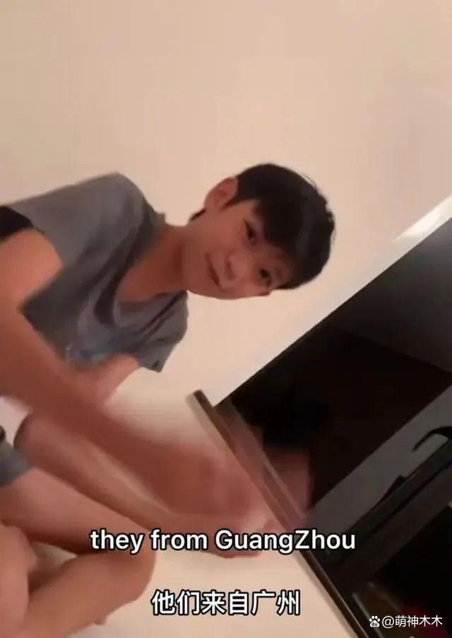 张智霖夫妇评论区沦陷！儿子做辱亚动作惹争议，网友要求回应道歉