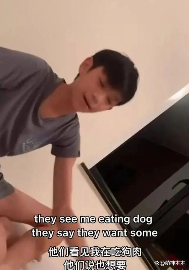 张智霖夫妇评论区沦陷！儿子做辱亚动作惹争议，网友要求回应道歉