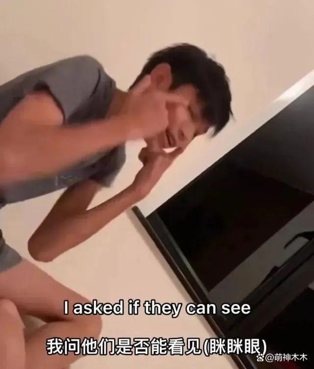 张智霖夫妇评论区沦陷！儿子做辱亚动作惹争议，网友要求回应道歉