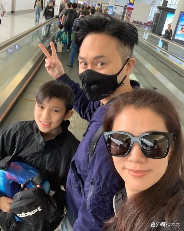 张智霖夫妇评论区沦陷！儿子做辱亚动作惹争议，网友要求回应道歉