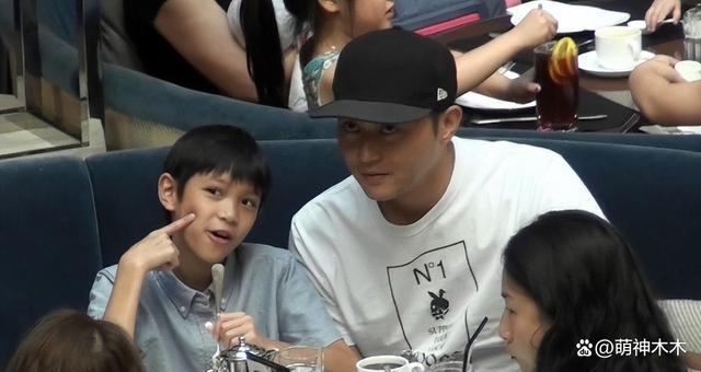 张智霖夫妇评论区沦陷！儿子做辱亚动作惹争议，网友要求回应道歉