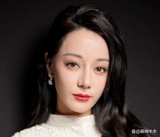 迪丽热巴时装周生图曝光！妆容老气显沧桑，还遭品牌方差别对待