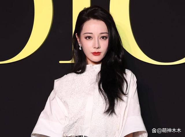 迪丽热巴时装周生图曝光！妆容老气显沧桑，还遭品牌方差别对待