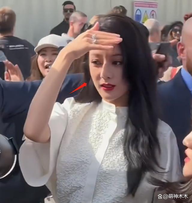 迪丽热巴时装周生图曝光！妆容老气显沧桑，还遭品牌方差别对待
