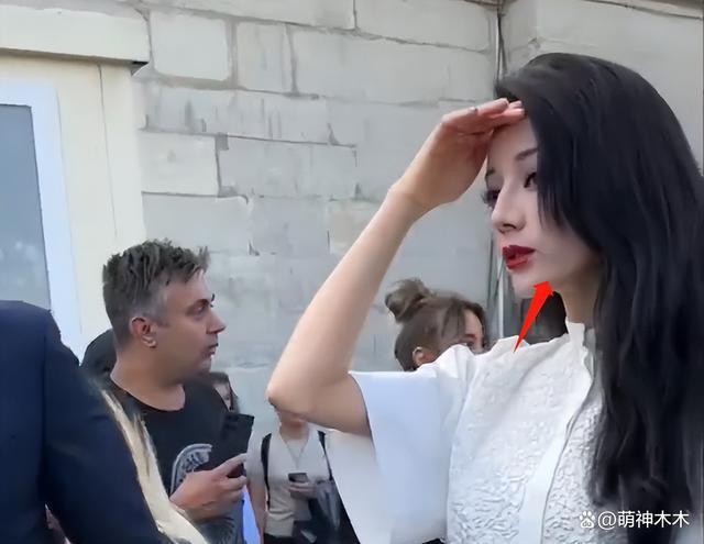 迪丽热巴时装周生图曝光！妆容老气显沧桑，还遭品牌方差别对待