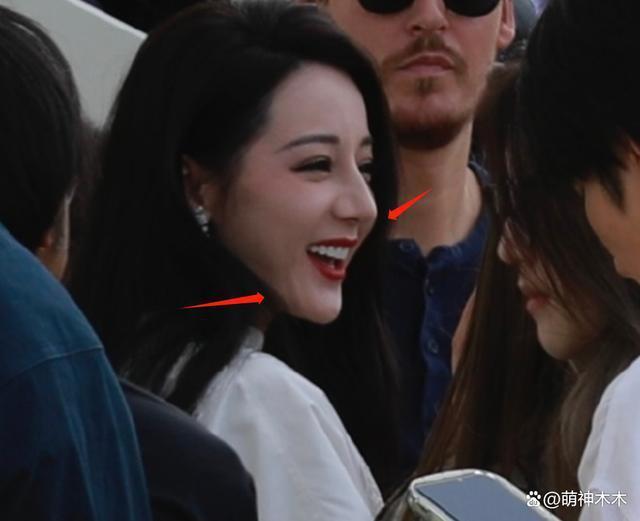 迪丽热巴时装周生图曝光！妆容老气显沧桑，还遭品牌方差别对待