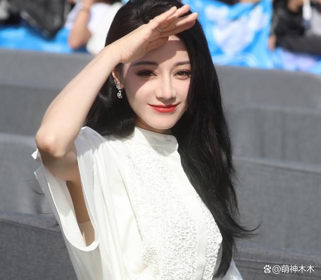 迪丽热巴时装周生图曝光！妆容老气显沧桑，还遭品牌方差别对待