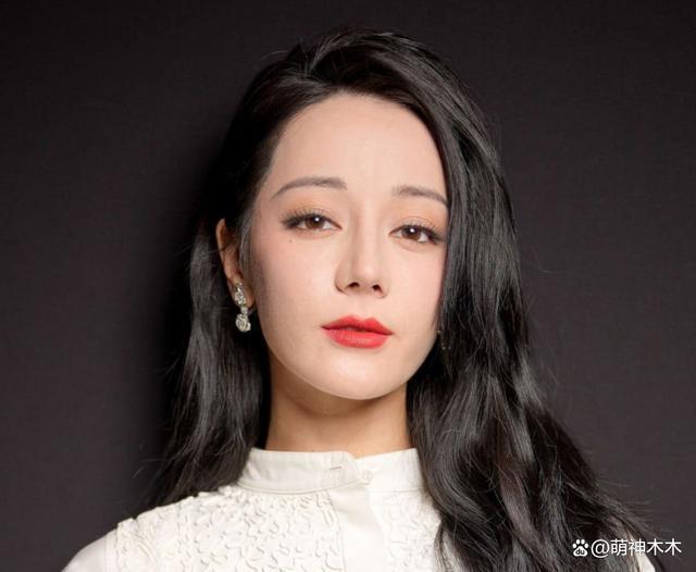 迪丽热巴时装周生图曝光！妆容老气显沧桑，还遭品牌方差别对待