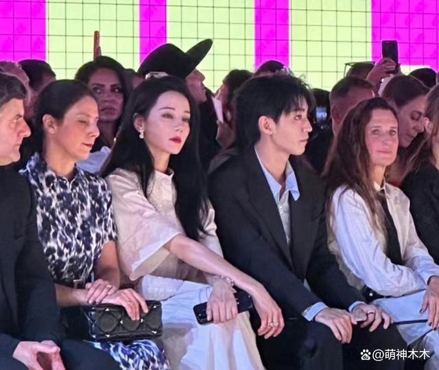 迪丽热巴时装周生图曝光！妆容老气显沧桑，还遭品牌方差别对待