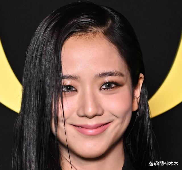 迪丽热巴时装周生图曝光！妆容老气显沧桑，还遭品牌方差别对待
