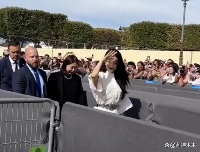 迪丽热巴时装周生图曝光！妆容老气显沧桑，还遭品牌方差别对待