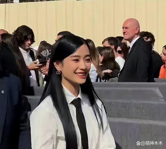 迪丽热巴时装周生图曝光！妆容老气显沧桑，还遭品牌方差别对待