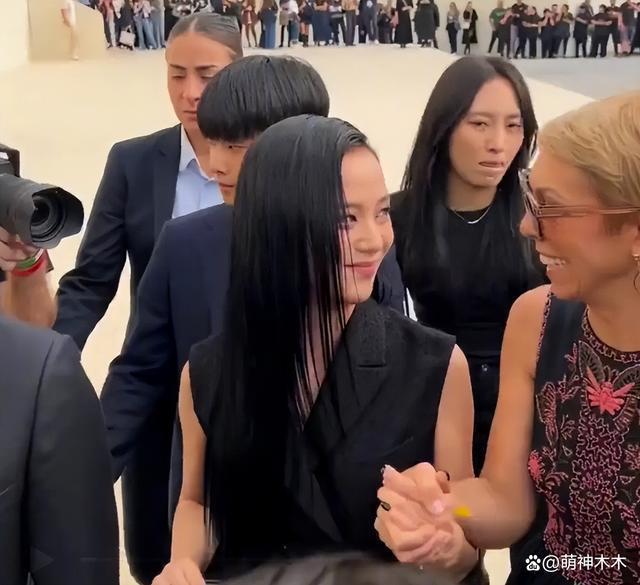 迪丽热巴时装周生图曝光！妆容老气显沧桑，还遭品牌方差别对待