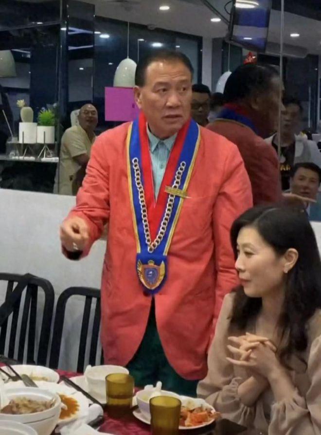 66岁万梓良定居湖南小县城！与妻子下馆子秀恩爱