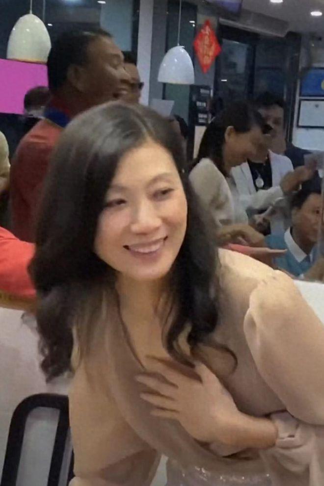 66岁万梓良定居湖南小县城！与妻子下馆子秀恩爱