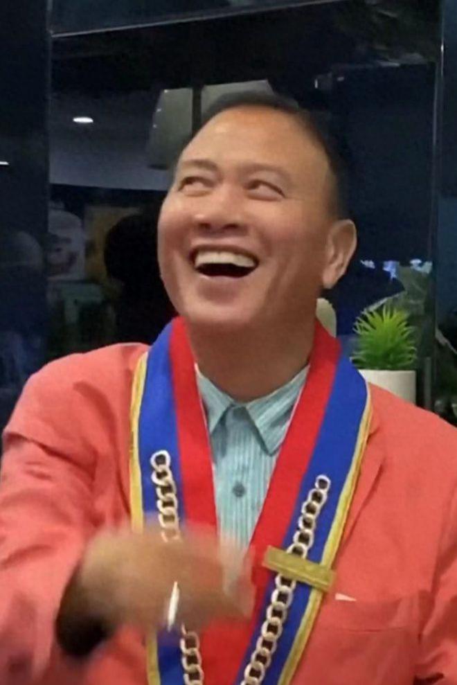 66岁万梓良定居湖南小县城！与妻子下馆子秀恩爱