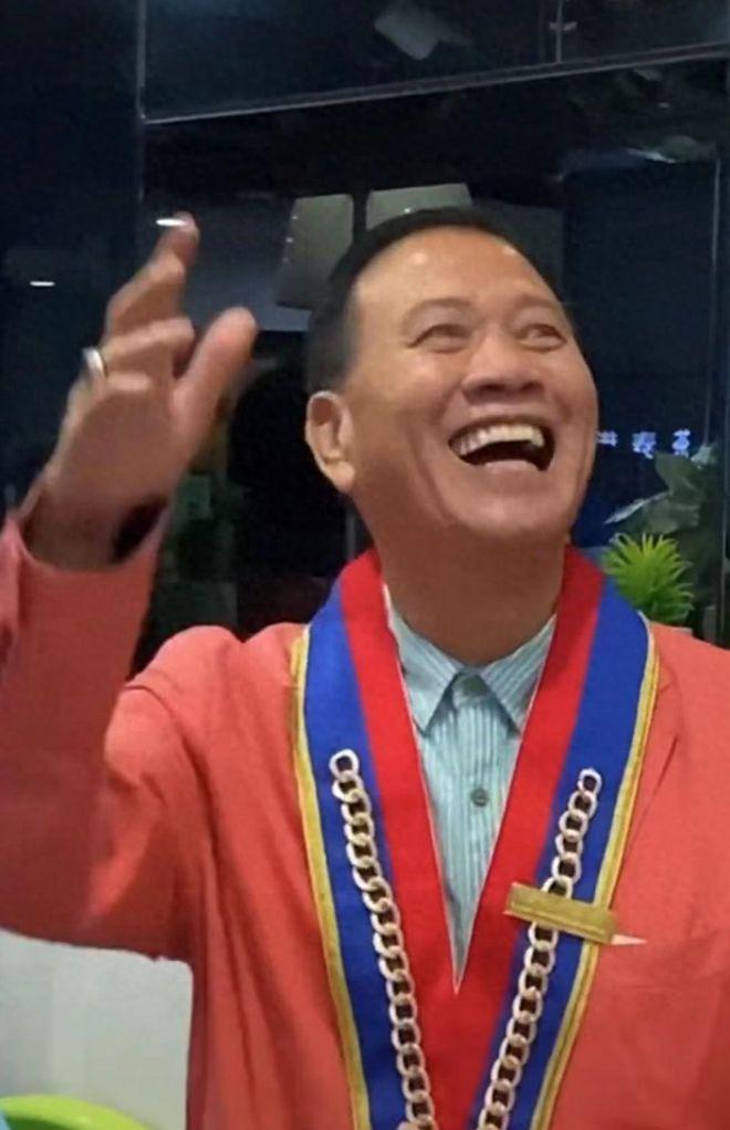 66岁万梓良定居湖南小县城！与妻子下馆子秀恩爱