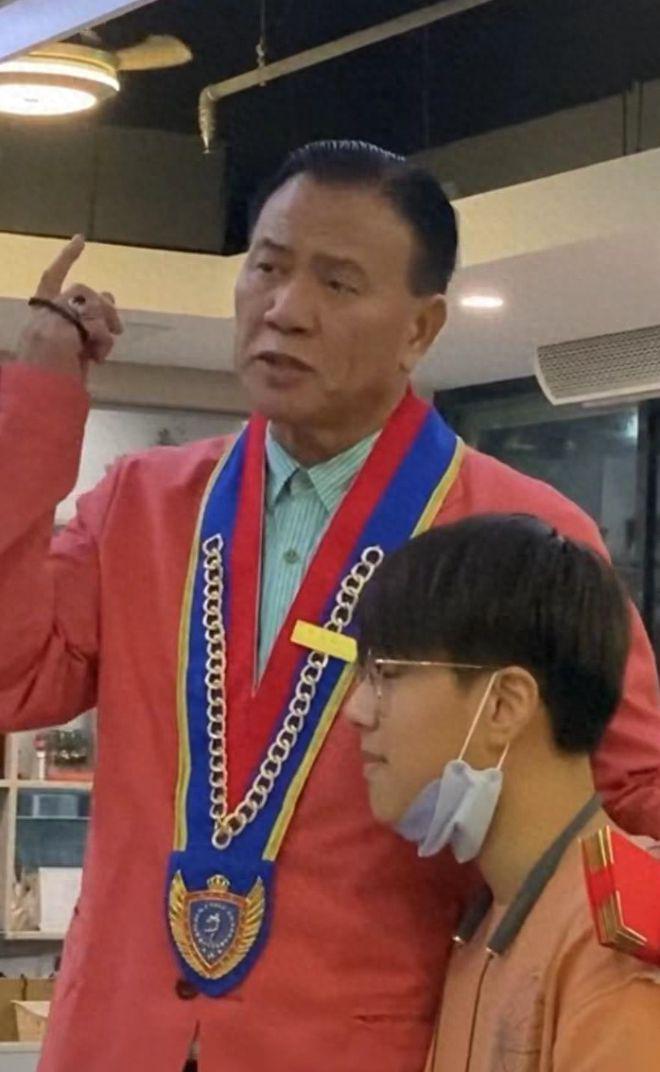 66岁万梓良定居湖南小县城！与妻子下馆子秀恩爱