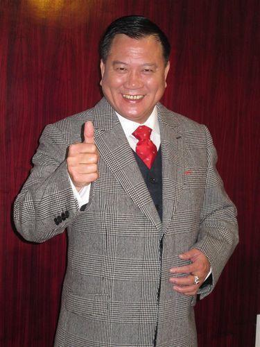 66岁万梓良定居湖南小县城！与妻子下馆子秀恩爱