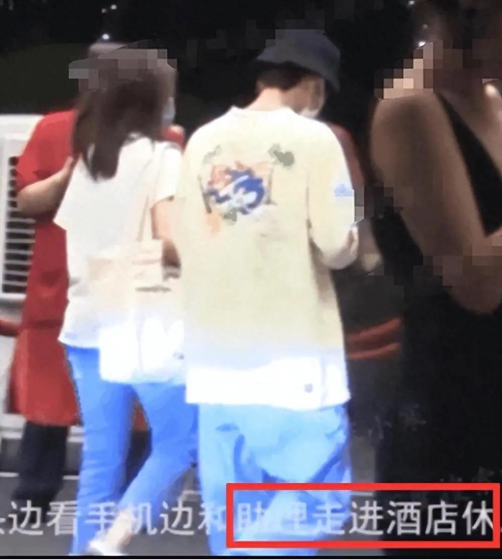 曝王源与女经纪人形影不离，出国留学也带身边，更多细节被扒