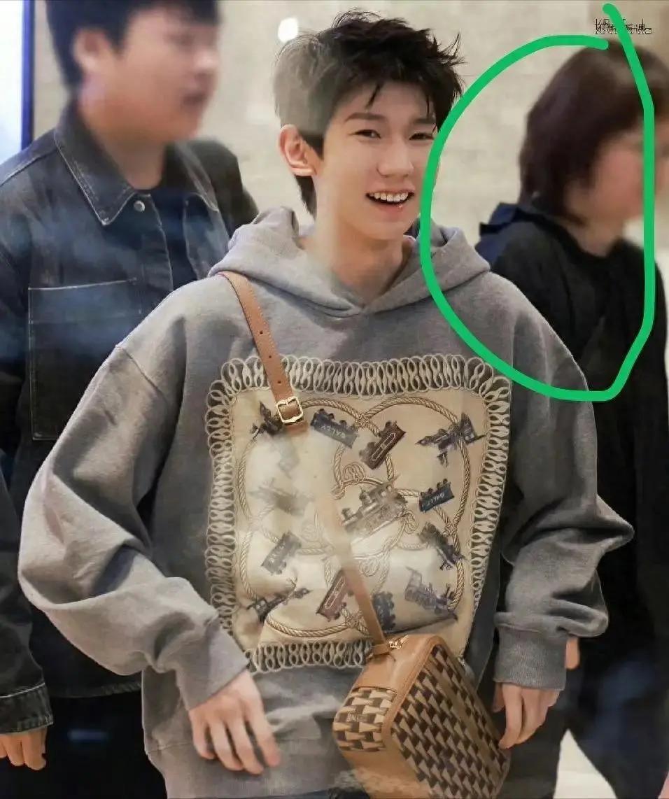 曝王源与女经纪人形影不离，出国留学也带身边，更多细节被扒