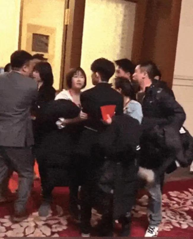曝王源与女经纪人形影不离，出国留学也带身边，更多细节被扒