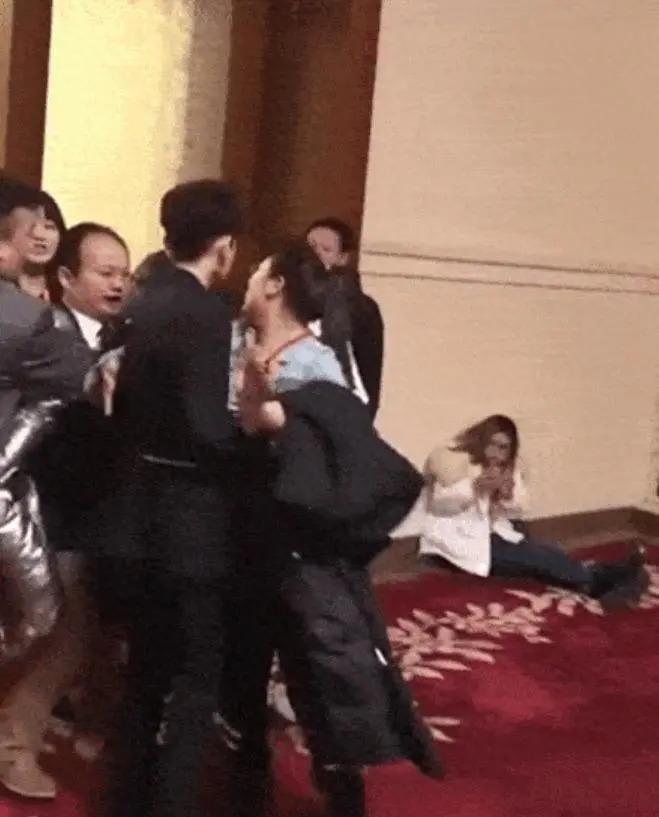 曝王源与女经纪人形影不离，出国留学也带身边，更多细节被扒