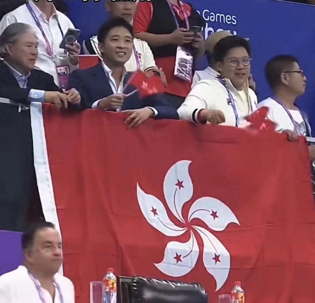 霍启山和父兄围观女子游泳赛，众网友调侃他挑媳妇，忙牵线张雨霏