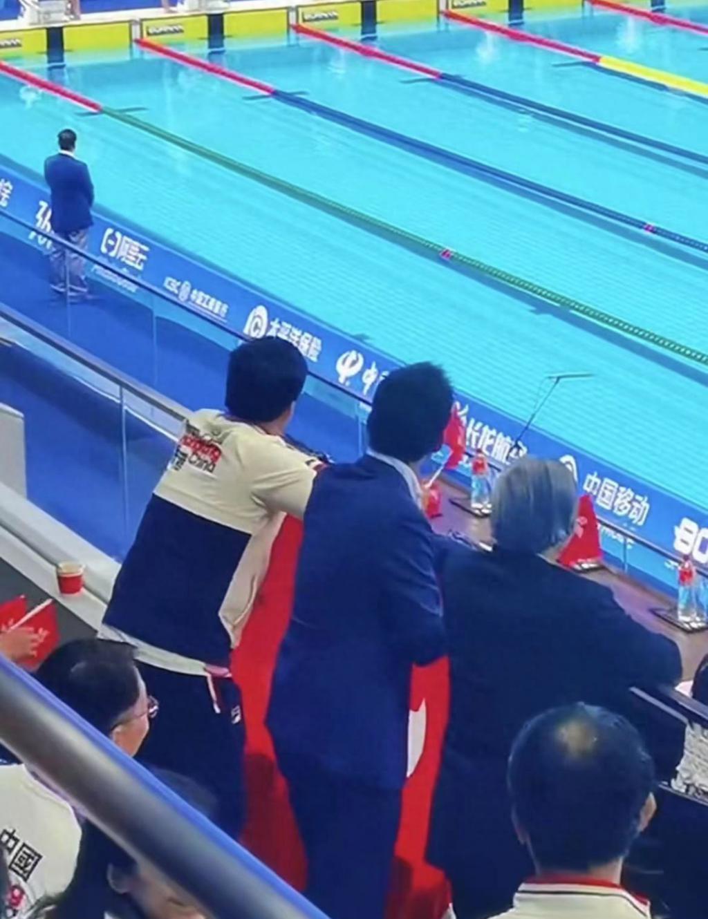 霍启山和父兄围观女子游泳赛，众网友调侃他挑媳妇，忙牵线张雨霏