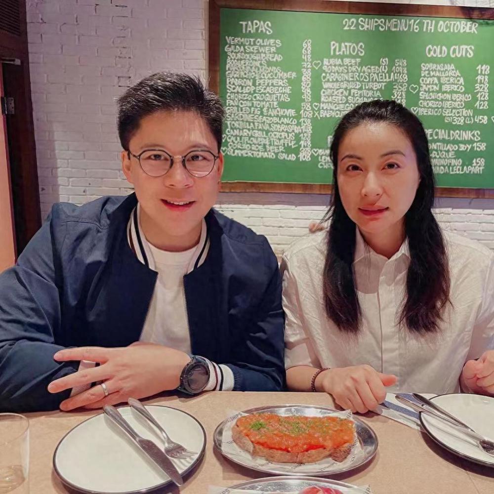 霍启山和父兄围观女子游泳赛，众网友调侃他挑媳妇，忙牵线张雨霏