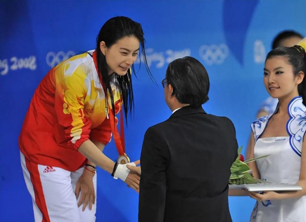 霍启山和父兄围观女子游泳赛，众网友调侃他挑媳妇，忙牵线张雨霏