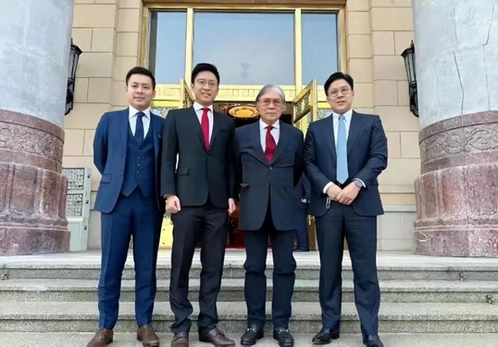 霍启山和父兄围观女子游泳赛，众网友调侃他挑媳妇，忙牵线张雨霏