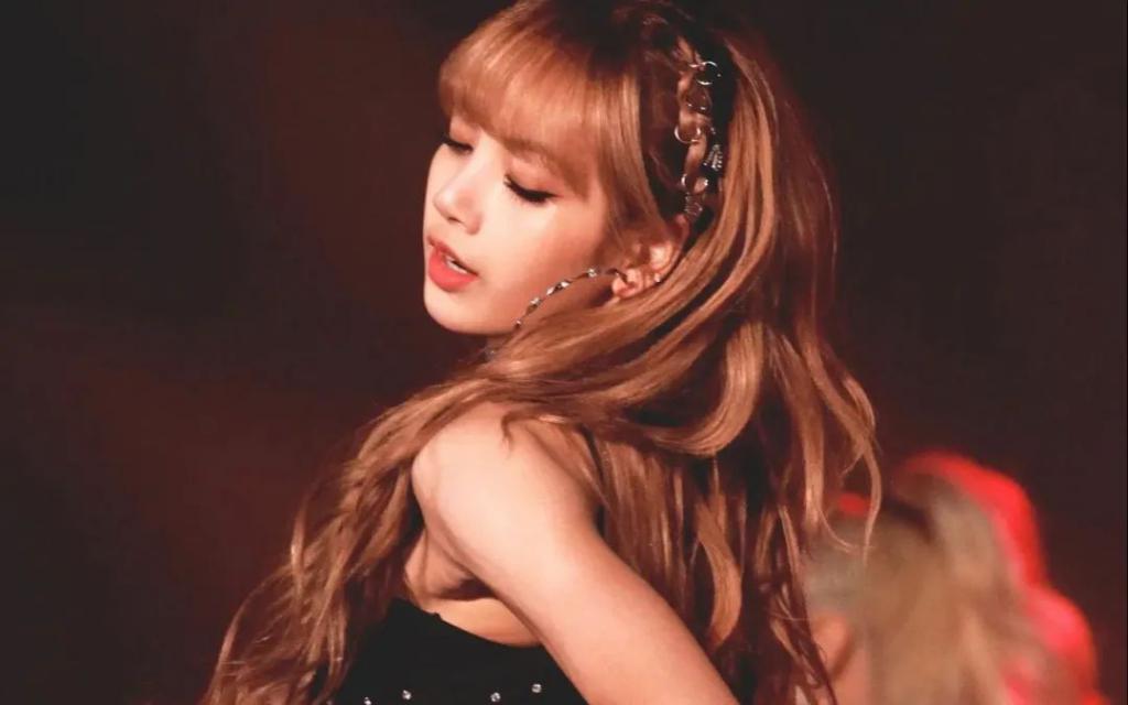 亚洲第一位脱衣舞爱豆，为嫁入豪门她也是拼了？