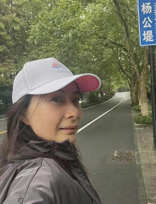 郭晶晶骑共享单车游西湖，素颜和路人合影接地气