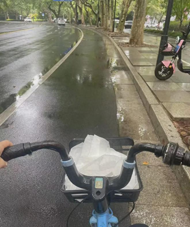郭晶晶骑共享单车游西湖，素颜和路人合影接地气