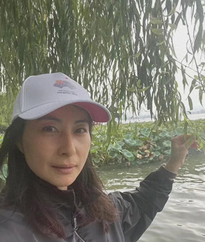 郭晶晶骑共享单车游西湖，素颜和路人合影接地气