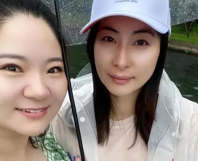 郭晶晶骑共享单车游西湖，素颜和路人合影接地气