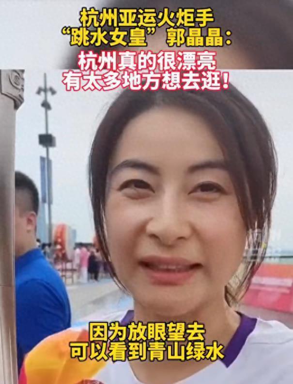 郭晶晶骑共享单车游西湖，素颜和路人合影接地气