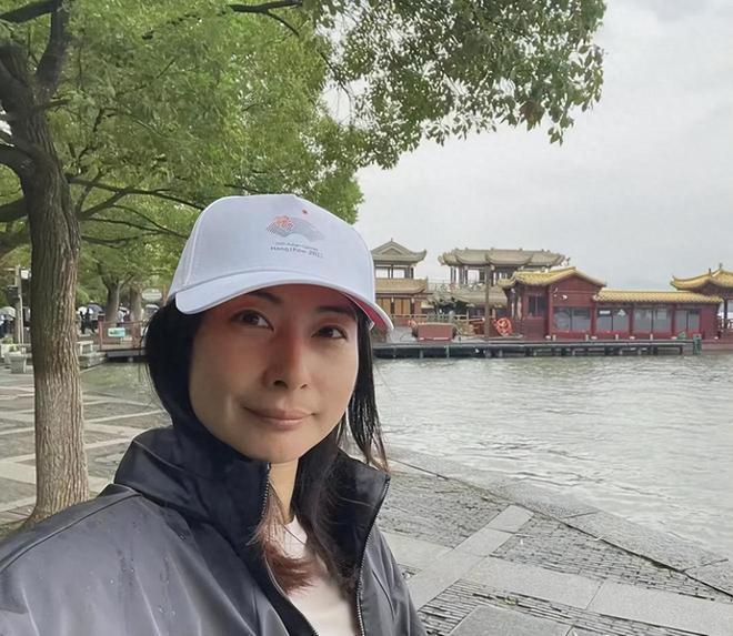 郭晶晶骑共享单车游西湖，素颜和路人合影接地气