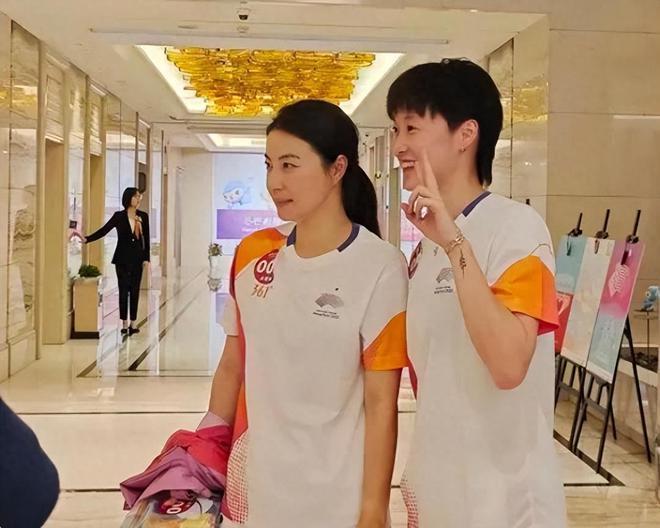 郭晶晶骑共享单车游西湖，素颜和路人合影接地气