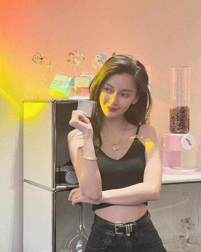 Angelababy罕晒母子合影，与爱犬同框引热议