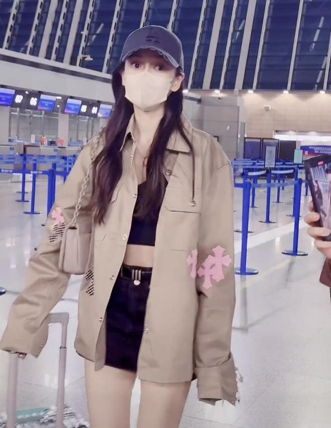 Angelababy罕晒母子合影，与爱犬同框引热议