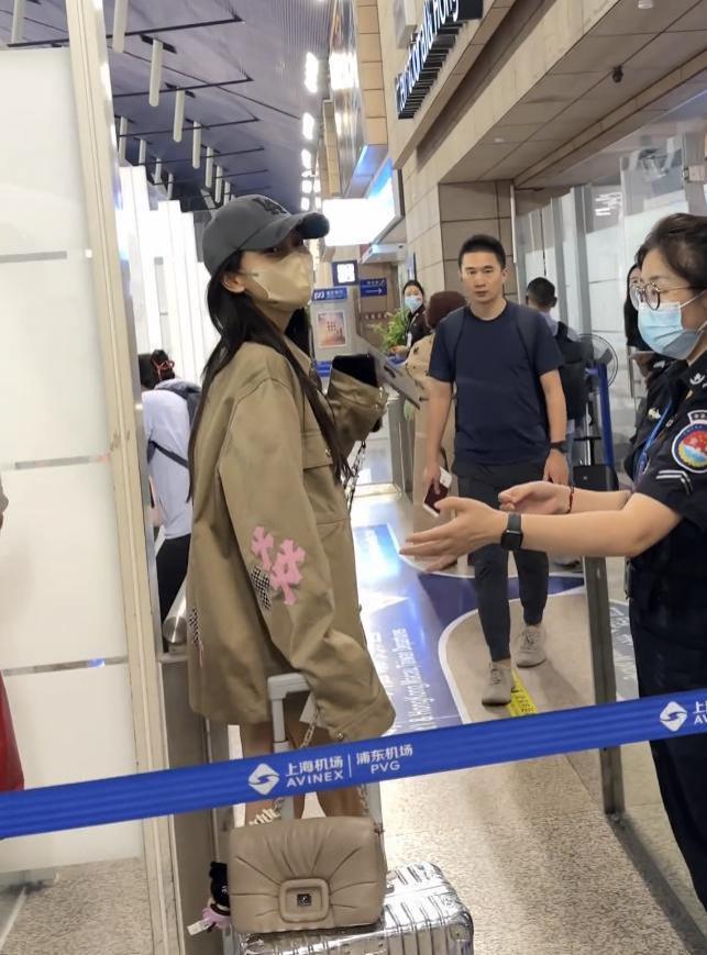 Angelababy罕晒母子合影，与爱犬同框引热议