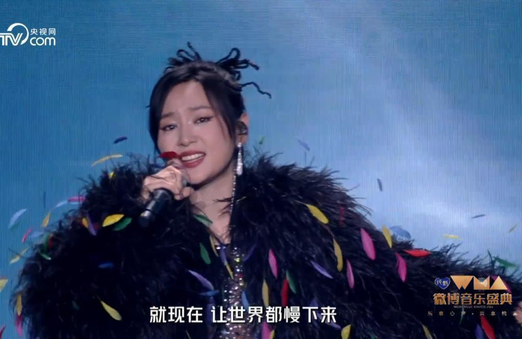 音乐盛典红毯：薛凯琪穿着大胆，周笔畅发型拉胯