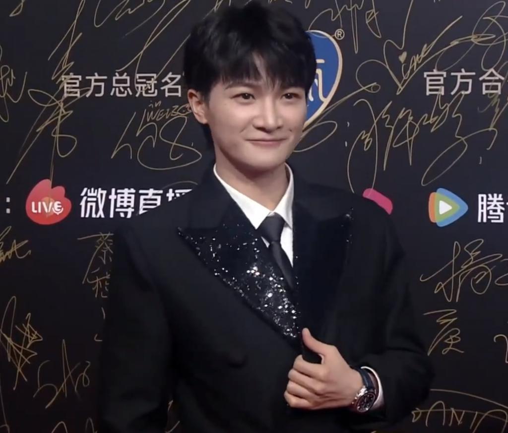 音乐盛典红毯：薛凯琪穿着大胆，周笔畅发型拉胯